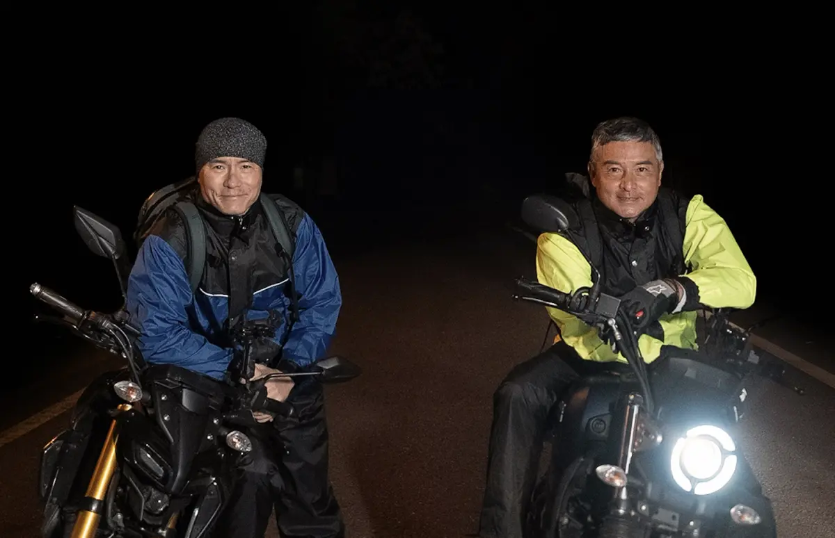 ▲李銘順（右）、李銘忠（左）上路第一天騎超過12小時，因為雨天視線不佳，對向車突然衝出來，李銘忠不慎打滑。（圖／公視提供）