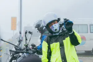 ▲李銘順(前)、李銘忠(後)剛上路就遇天候不佳。(圖/公視提供) ▲李銘順(前)、李銘忠(後)剛上路就遇天候不佳。(圖/公視提供)