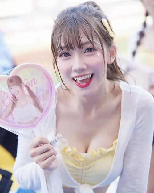 ▲冼迪琦穿著鵝黃色荷葉邊的短版泳裝，外面又搭配一件薄透的白色罩衫，整個人看起來青春活潑又清新可愛。（圖／冼迪琦IG）