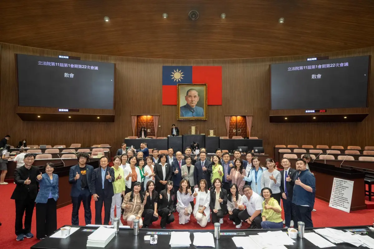 ▲立法院長韓國瑜今（17）日早發表會期結束感言，卻意外發現韓國瑜發出的照片中竟然只有與綠委的照片，並沒有與藍委的合照。（圖／取自韓國瑜臉書）