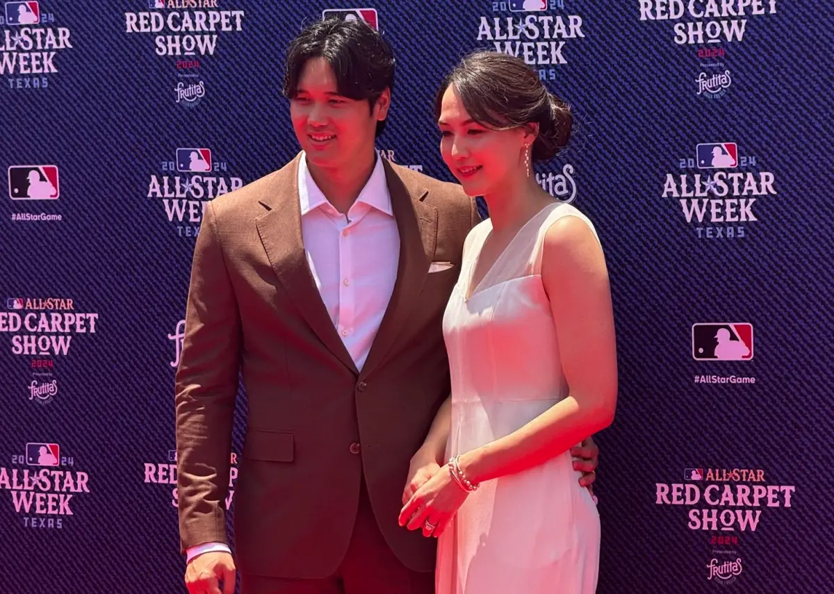 ▲2024年美國職棒大聯盟明星賽今（17）日正式登場，洛杉磯道奇日籍二刀流好手大谷翔平今賽前與愛妻田中真美子手牽手走紅毯大道，大谷身穿棕色的西裝，真美子則是身穿白色的無袖連身裙，真美子今天的穿著，被網友稱讚「低調奢華」而日本網友也很快找出這件無袖連身裙的品牌和售價，這件無袖連身裙出自知名品牌「Hugo Boss」，也是大谷代言的品牌，官網上售價為695美元（約2.2萬台幣）。（圖／Abby Jones推特）