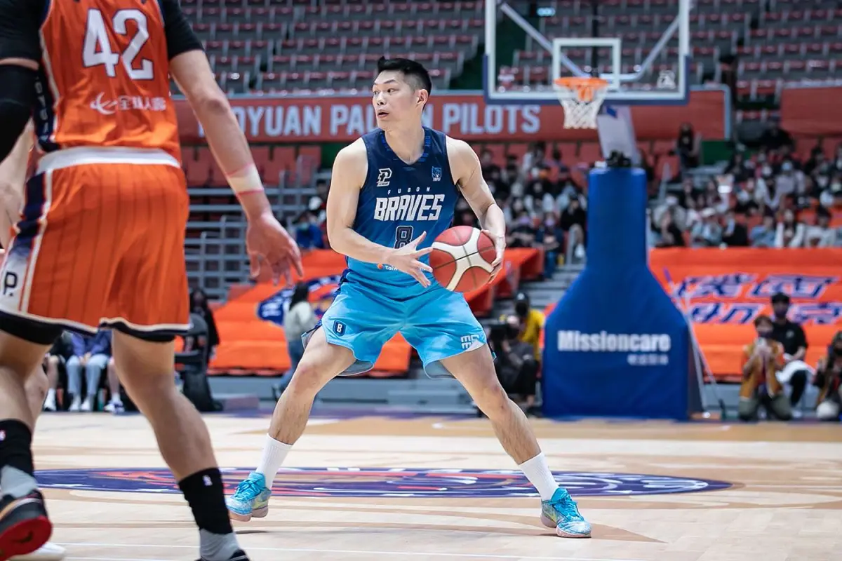 ▲臺北富邦勇士繼老將林志傑、年輕球員洪楷傑續約後，今（17）日正式宣布以複數年合約與球員周桂羽完成續約，主帥許晉哲期待球隊年輕球員能在短期內接班。（圖／PLG提供）