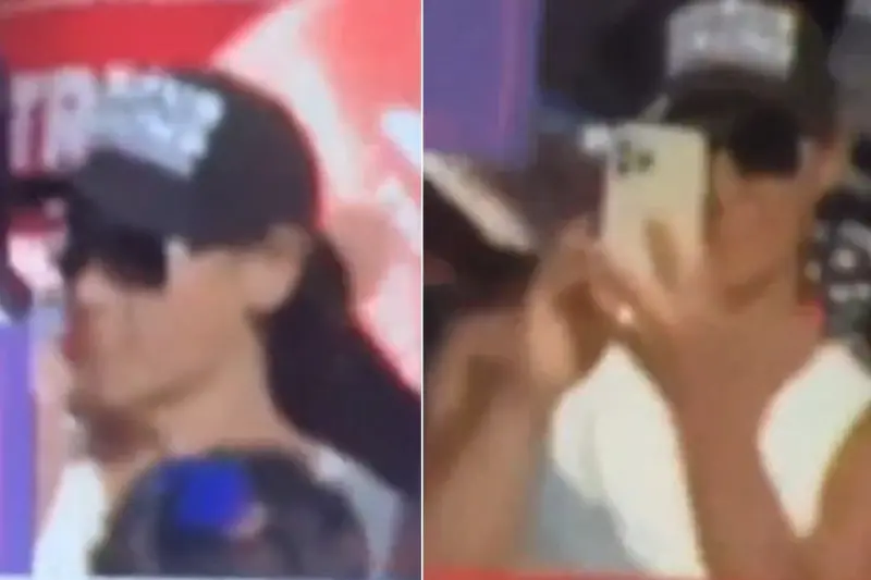 ▲美國前總統川普被槍擊當下,後方看台上一名女性觀眾在舉止詭異且異常鎮定,掀起美國社群熱議。(圖/翻攝自X)