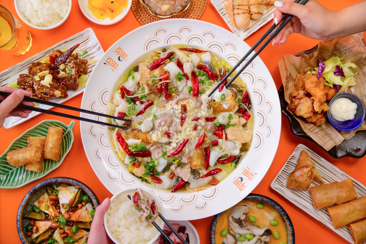 ▲漢來美食人氣品牌「溜溜酸菜魚專賣店」暑假超好康，8月30日前至來美食APP即可領取平日午間套餐150元折價券，現領現用，最優可以打到8.3折。（圖／漢來美食提供）