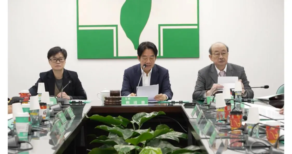 ▲楊懿珊（右）傳出將任駐美副代表，她曾代理民進黨秘書長，獲賴清德（中）信任。（圖／翻攝柯建銘臉書）