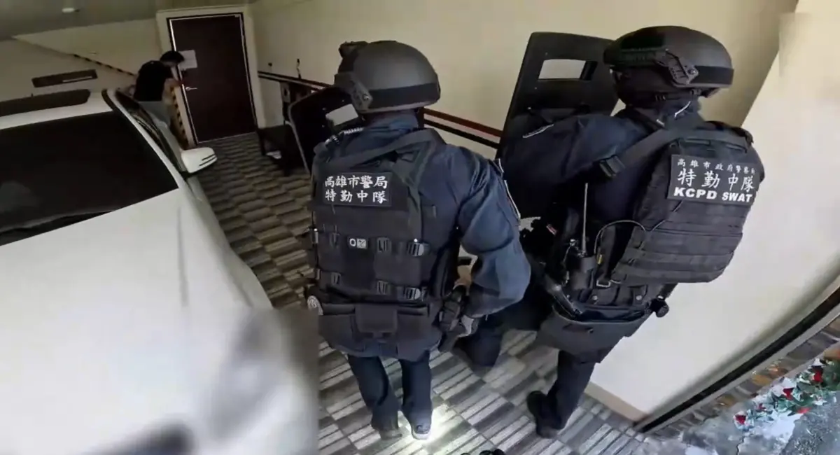 ▲專案小組歷經多日跟監蒐證見時機成熟，於劉嫌躲藏之屏東市大豐路汽車旅館，執行攻堅拘提。（圖／記者郭凱杰翻攝）