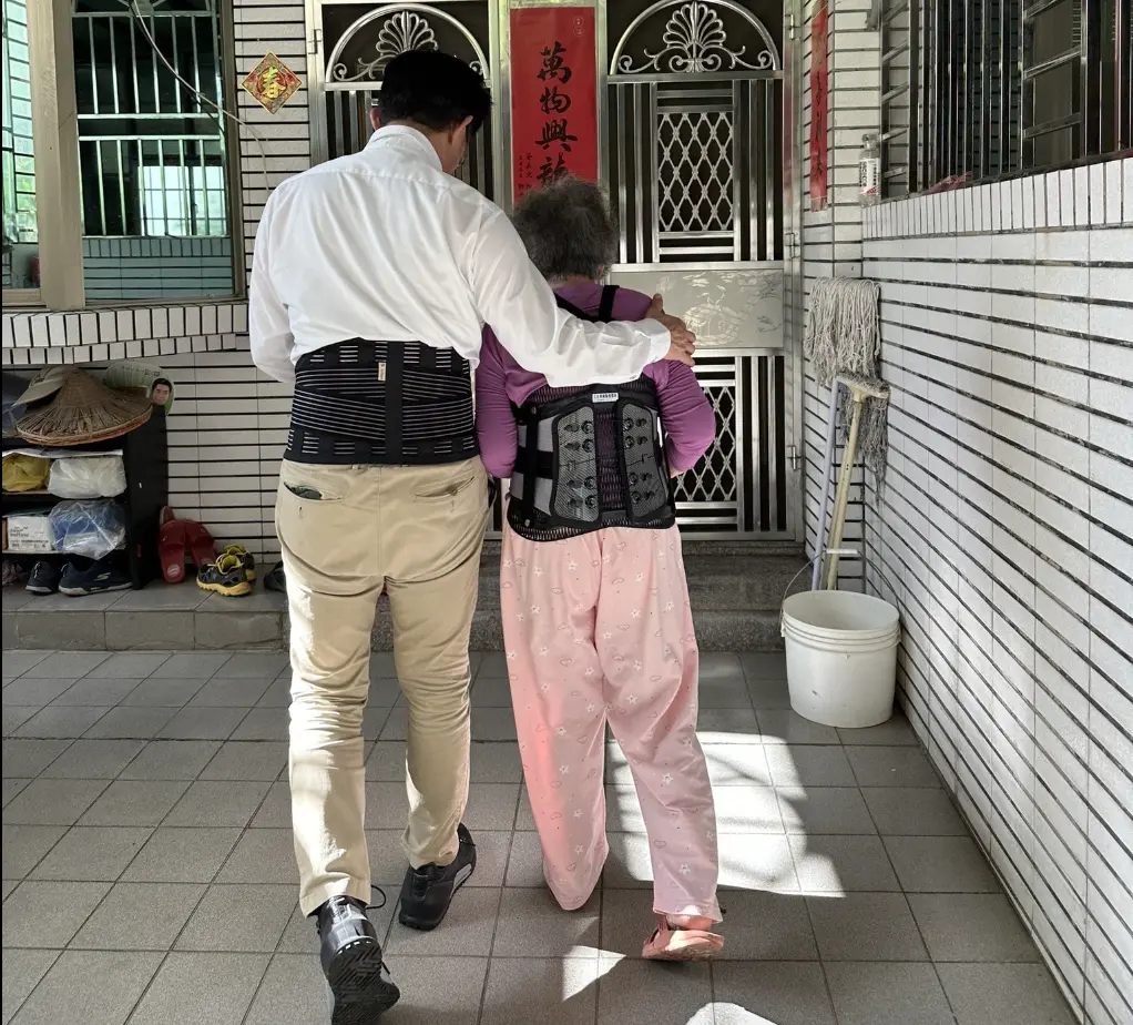 ▲郭國文負傷穿上護具，意外與甫開完刀的媽媽成為「母子裝」。（圖／翻攝自郭國文臉書）