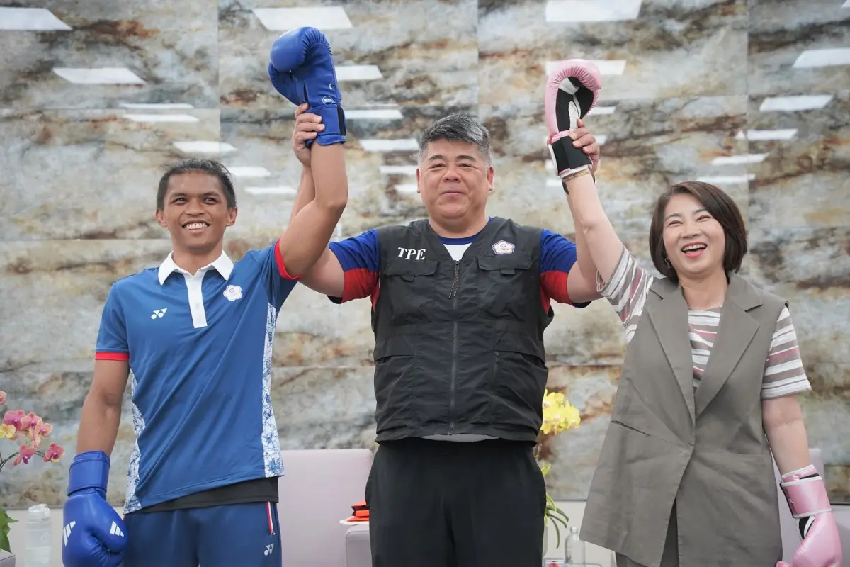 ▲縣長周春米在縣府接見涼山拳擊英雄賴主恩（左）及教練羅尚策（中），盛讚他們是「屏東之光」。（圖／屏東縣府提供）