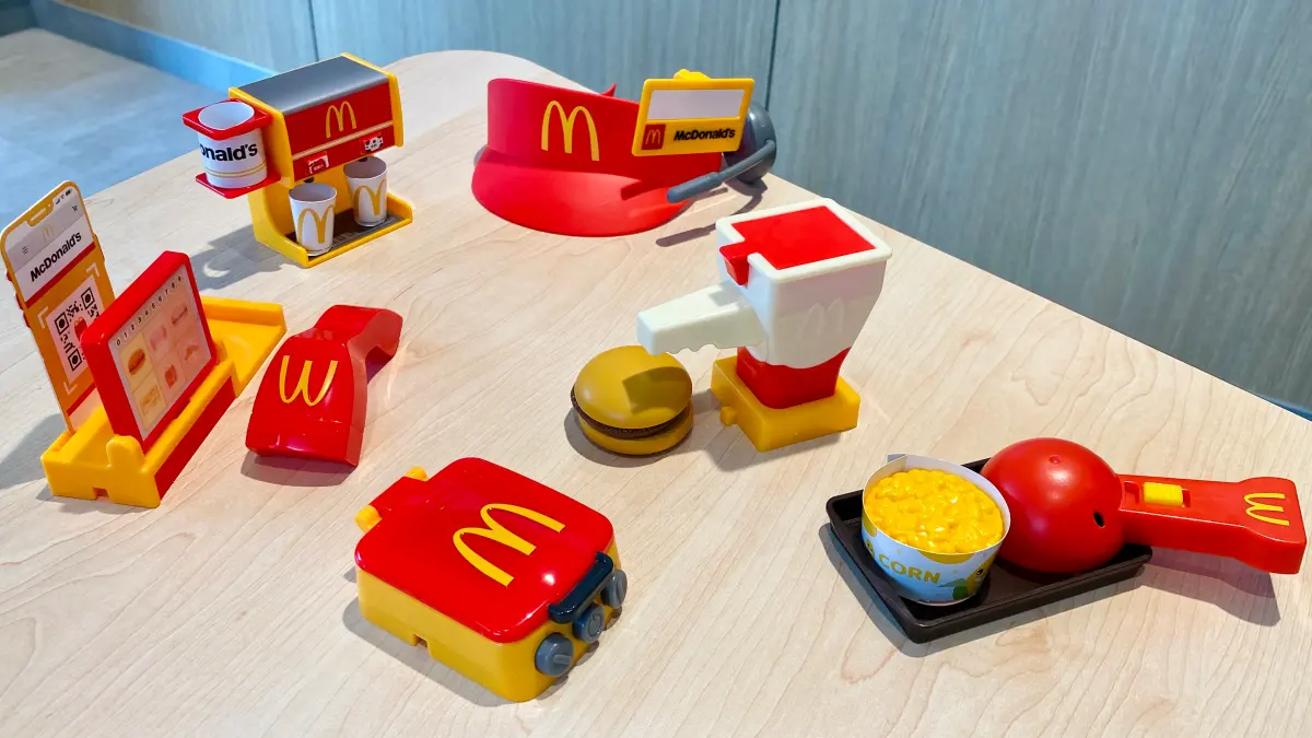 ▲暑假麥當勞「歡樂送優惠」網路訂餐滿399元免費送「小麥麥家家酒玩具」；本週APP全球版消暑必吃「單點OREO冰炫風買一送一」到今天；7月集滿3張麥當勞得來速熟客券「免費吃大麥克」一次整理。（圖／記者蕭涵云攝）