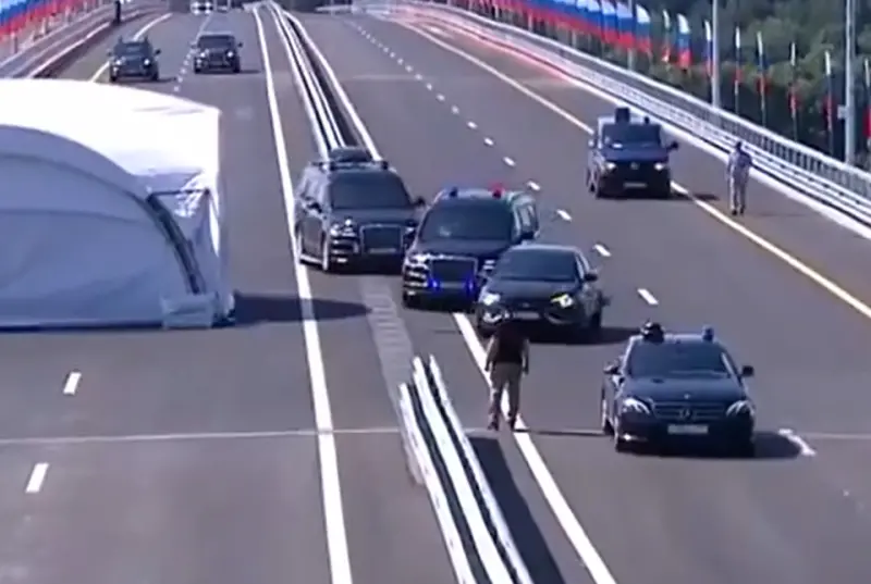 ▲蒲亭自駕過程中,為了避開道路前方的白色帳篷,導致後方隨扈車輛險些撞上。(圖/翻攝自X)