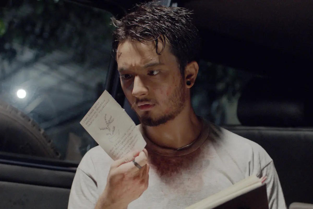 ▲鬼片《血繼》拍到一半工作人員遭附身，對空氣淒厲吼叫：「不要吵！」男主角布萊恩多馬尼（Bryan Domani）被嚇慘。（圖／采昌）