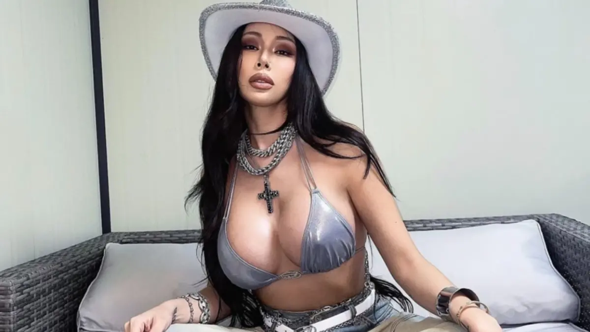 ▲Jessi日前登上Waterbomb音樂節，但卻因為穿得太火辣，讓上半身不慎走光。（圖／IG jessicah_o）