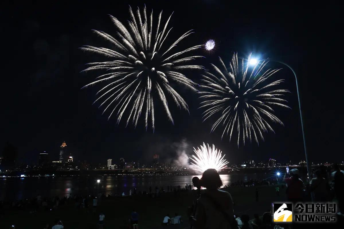 ▲2024大稻埕夏日節，今（17）日在大稻埕碼頭施放300秒的主題煙火秀。（圖／記者葉政勳攝）