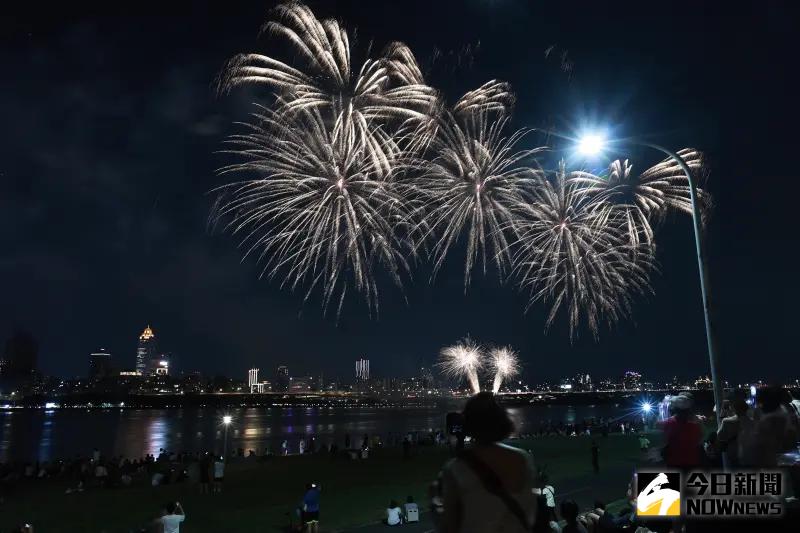 ▲大稻埕夏日節原定將在7月24日施放的「光耀稻埕」主題煙火，因為受到凱米颱風影響取消施放。（示意圖／記者葉政勳攝）