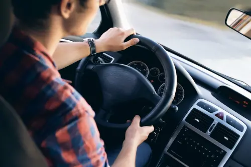 ▲炎夏有許多人改開車外出，要出發前才發現冷氣飄出異味。（圖／翻攝Pexels）