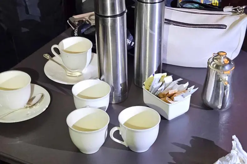 ▲兇嫌在每個人的茶杯之中添加了混合氰化物,另外在茶包中,也有發現遺留的混合氰化物。(圖/翻攝自曼谷郵報)