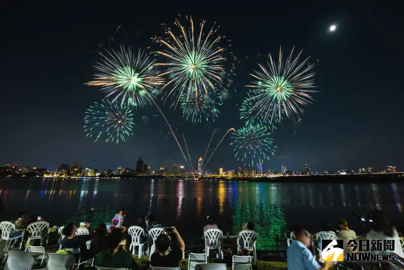 ▲大稻埕夏日節將於明（6）日登場，共計將有四場在大稻埕碼頭施放煙火秀，官方推薦的觀賞點也曝光，旅遊作家則以過往攝影經驗分析了這幾個觀賞景點的拍照優缺點，圖為去年盛況。（圖／記者陳人豪攝）