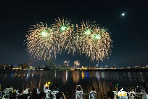 「2024大稻埕夏日節」最後一場煙火將於七夕8月10日登場,煙火將高達480秒,還特別設計「Taipei 140」 飛字煙火,包含當天表演卡司、建議觀賞點、交通資訊等正理一次看。(圖/記者陳人豪攝) ▲「2024大稻埕夏日節」最後一場煙火將於七夕8月10日登場,煙火將高達480秒,還特別設計「Taipei 140」 飛字煙火,包含當天表演卡司、建議觀賞點、交通資訊等正理一次看。(圖/記者陳人豪攝)