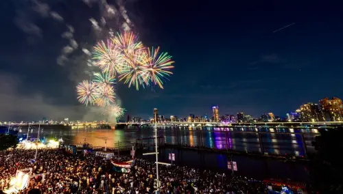 ▲2024大稻埕夏日節今登場！首場300秒主題煙火秀綻放臺北夜空。（圖／北市府觀傳局）