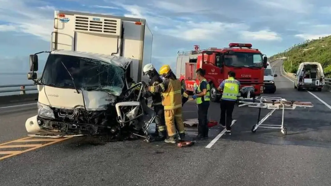 ▲18日清晨，台東南迴公路351公里、太麻里鄉華源路段，一台紅牌大型重機與貨車發生碰撞，重機騎士右腳和身體分離，傷重當場死亡；貨車司機受困車內。（圖／翻攝畫面）