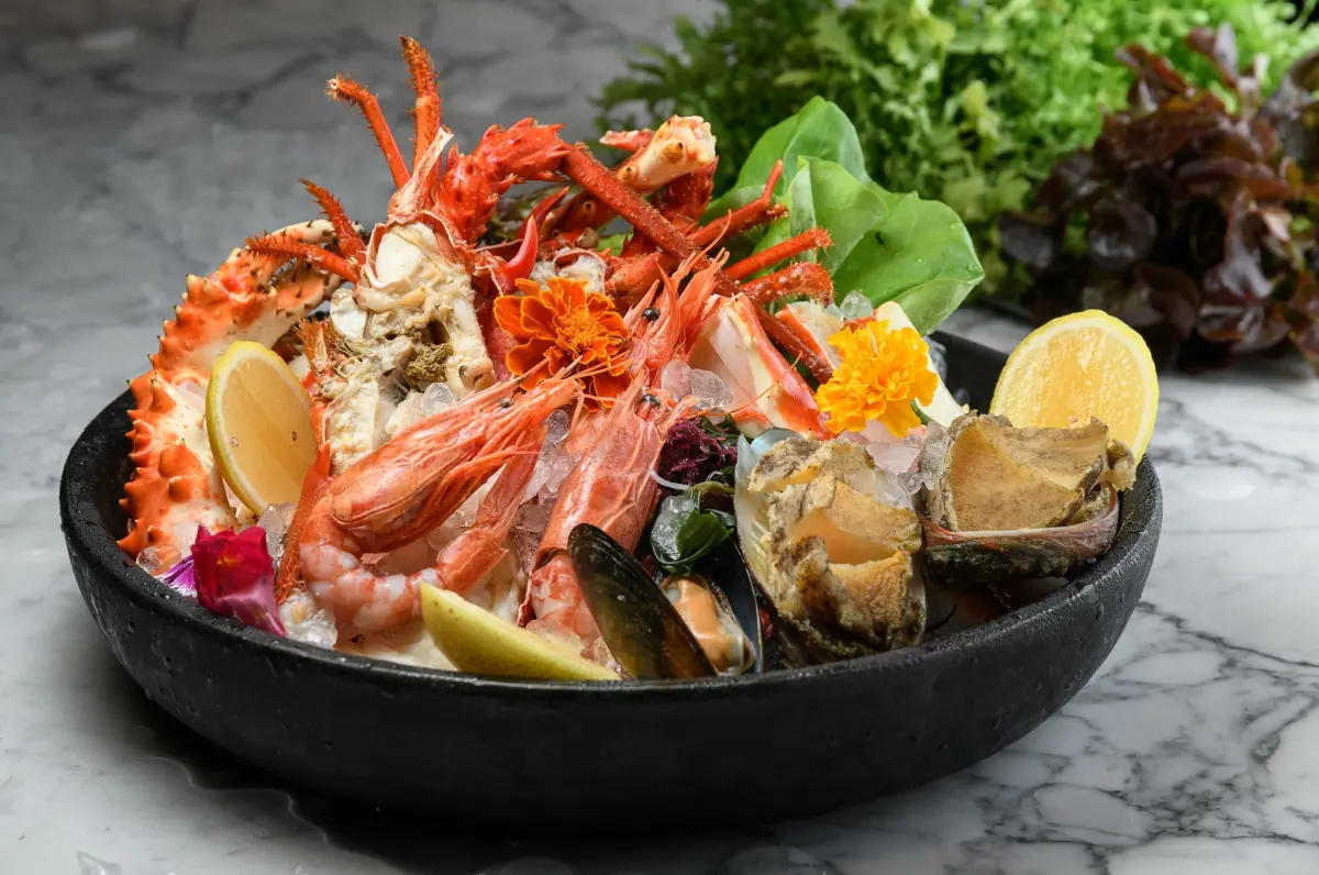 ▲高雄洲際酒店「SEEDS大地義式餐廳」推出「海鮮自助饗宴」，各種新鮮海鮮料理包含現烤鮑魚、螃蟹、香蕉蝦、龍蝦，通通都吃到飽，日期僅限明（19）天與後天的晚餐時段，每位2580元+10%，目前僅剩零星座位可預訂。（圖／取自高雄洲際酒店臉書）