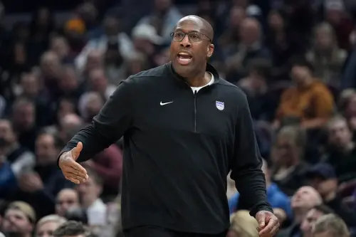 NBA／本季才獲球隊續約　國王戰績不如預期！開除主帥Mike Brown
