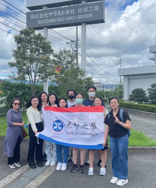 ▲元智大學學生在與日本福岡大學的學生交流學習計畫當中，參訪位於Yakult神崎工場。（圖／元智大學提供）