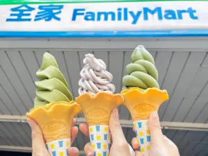 全家霜淇淋新造型三角型(圖左)、雙圓型Fami!ce霜淇淋(圖右),原有的萌布朗造型也沒消失(圖中)。(圖/全家提供) ▲全家霜淇淋新造型三角型(圖左)、雙圓型Fami!ce霜淇淋(圖右),原有的萌布朗造型也沒消失(圖中)。(圖/全家提供)