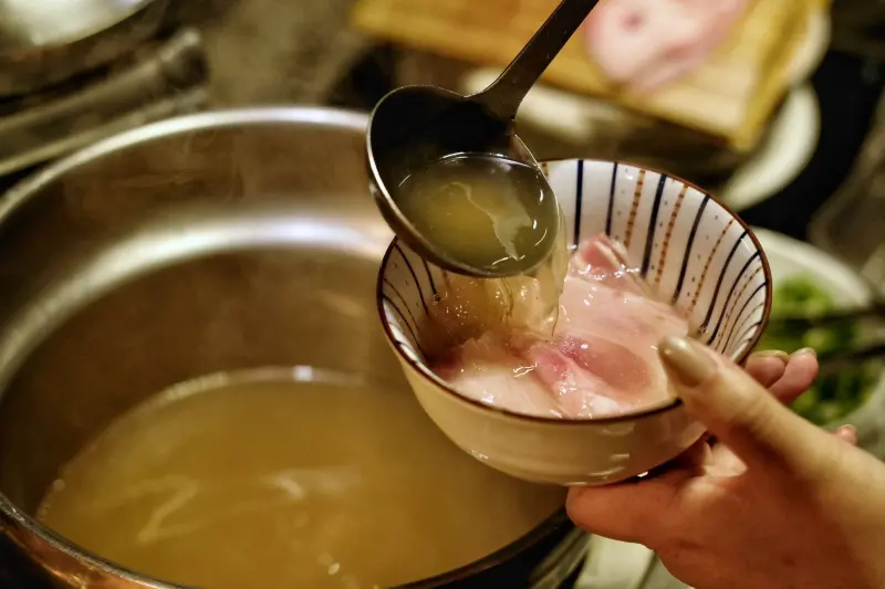 ▲長榮鳳凰酒店（礁溪）的桂冠自助餐廳，號稱「宜蘭最強飯店早餐」，因為可以吃到下午1點，即分成四個時段的「早午餐」，現沖牛肉湯、星巴克咖啡、現煎魚、海鮮粥等，通通都吃到飽。（圖／記者葉盛耀攝）