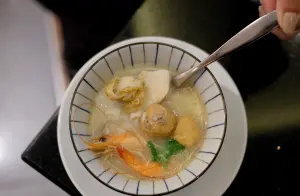 服務人員現煮的海鮮粥,有滿滿配料。(圖/記者葉盛耀攝) ▲服務人員現煮的海鮮粥,有滿滿配料。(圖/記者葉盛耀攝)