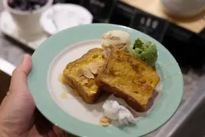 現煎的法式吐司,搭上蜂蜜、冰淇淋,滋味香甜。(圖/記者葉盛耀攝) ▲現煎的法式吐司,搭上蜂蜜、冰淇淋,滋味香甜。(圖/記者葉盛耀攝)
