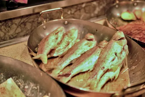 ▲桂冠自助餐廳強調選用在地新鮮食材，像是現煎的鮮魚，肉質細嫩。（圖／記者葉盛耀攝）