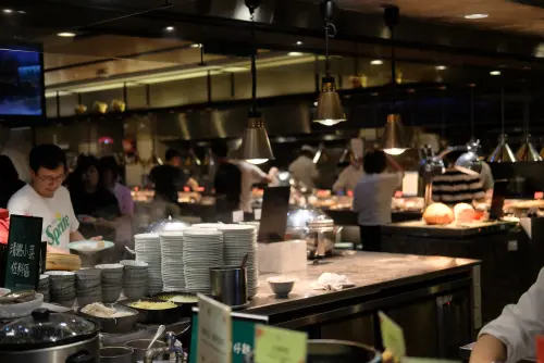 ▲長榮鳳凰酒店(礁溪)的桂冠自助餐廳從早上到中午一次提供早餐與午餐類菜色，讓晚起床的旅客也可吃飽飽。（圖／記者葉盛耀攝）