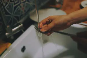 醫師建議,碗筷應及時清洗,可以避免細菌滋生,也能更輕鬆地去除污漬。(示意圖/取自unsplash) ▲醫師建議,碗筷應及時清洗,可以避免細菌滋生,也能更輕鬆地去除污漬。(示意圖/取自unsplash)