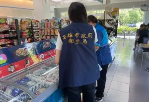▲高雄市衛生局今(18)日到該門市稽查。(圖/高雄市衛生局提供) ▲高雄市衛生局今(18)日到該門市稽查。(圖/高雄市衛生局提供)