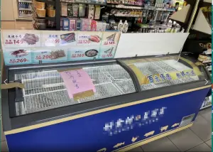 ▲男子入內平躺的冰櫃,已將商品全數下架銷毀。(圖/高雄市衛生局提供) ▲男子入內平躺的冰櫃,已將商品全數下架銷毀。(圖/高雄市衛生局提供)