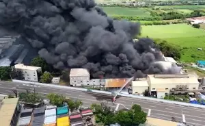 台南產協山上工廠大火！爆炸瞬間屋頂秒噴飛　烈焰燃燒空拍畫面曝
