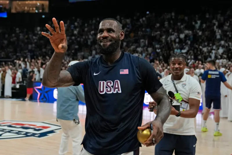 ▲現年高齡39歲的明星前鋒「詹皇」LeBron James，本屆奧運會仍披上國家隊戰袍出戰，目標直指奪下個人生涯第3面奧運金牌。稍早在對陣塞爾維亞的比賽上，LeBron也在一波進攻中，展現出他招牌的「坦克切」，直接將防守球員Marko Guduric撞倒在地，看得出還是相當有力。（圖／美聯社／達志影像）