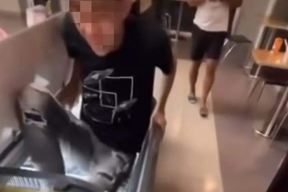 ▲萊爾富官方也列出因本事件所造成之損失，除了商品成本外，還有下架報廢、冰櫃清潔消毒等額外支出費用，加上影響公司商譽的損失，都不排除向行為人求償。（圖／翻攝畫面）