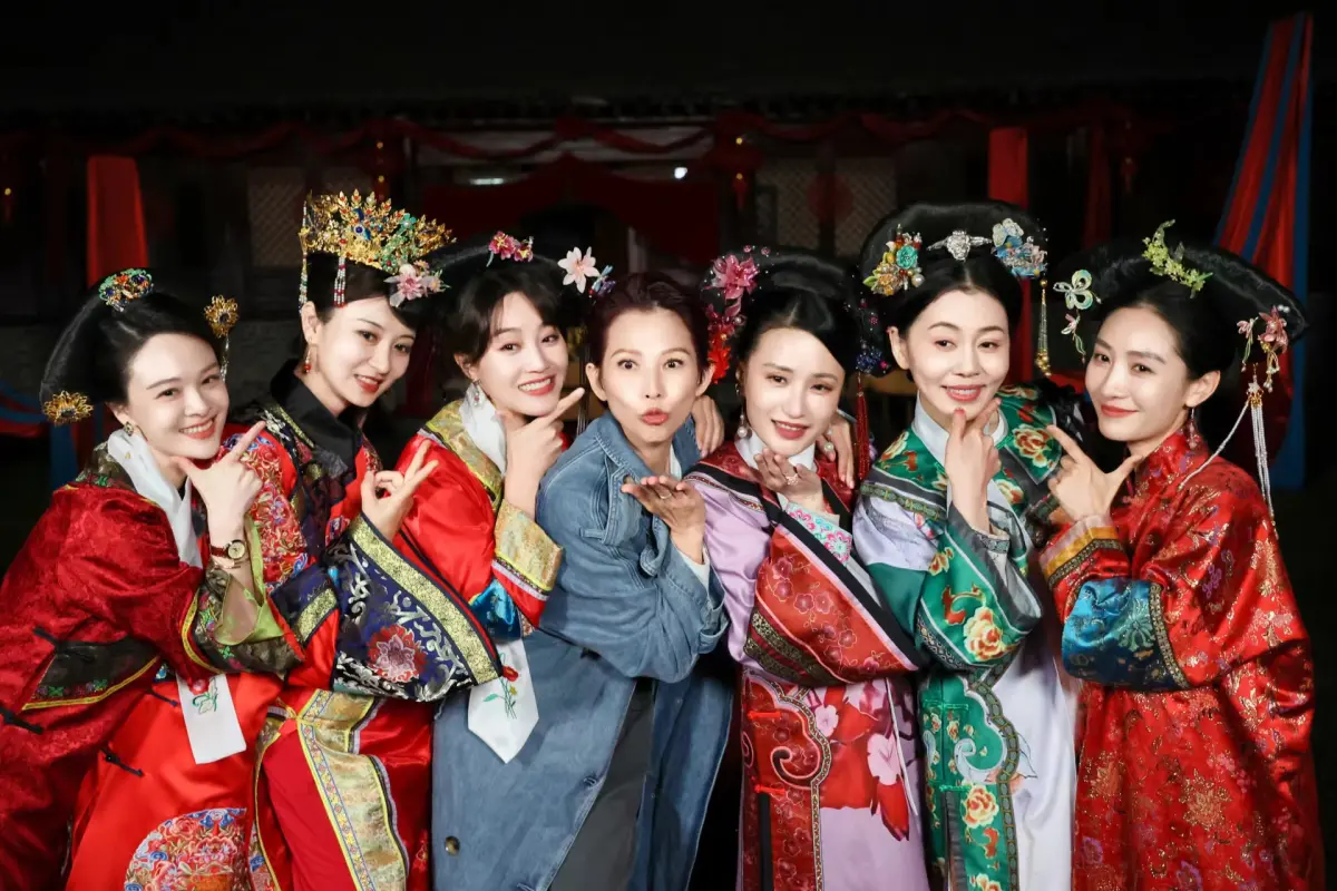 ▲14年超強售後服務！《後宮甄嬛傳》原班人馬回來了，合體真人秀《煥新環遊傳》，陳思斯（左起）、斕曦、藍盈瑩、蔡少芬、萬美汐、張雅萌、陶昕然。（圖／星之傳媒提供）