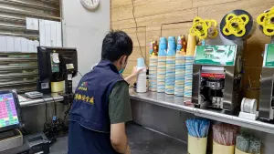 清心暑期工讀生用手拋茶凍 老闆慘了!被停業還遇食安處上門稽查