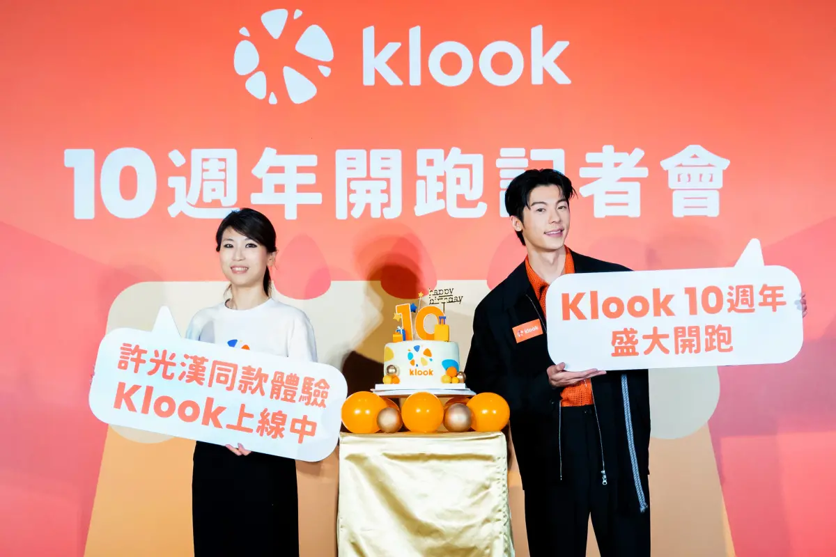 ▲Klook10週年開跑，請來代言人許光漢，並公告首波活動推出上線答題，可抽獎「光漢限定版旅行盒」，內含親筆簽名明信片、手札等，左為Klook台灣總經理李雅寧。（圖／Klook提供）
