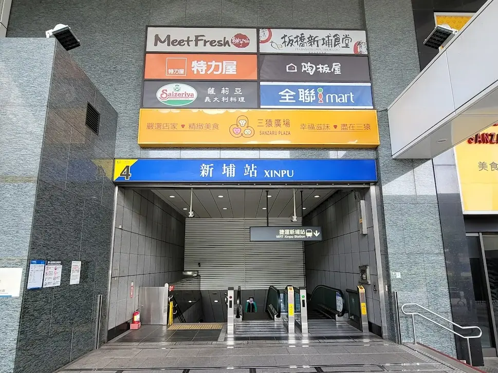 ▲新北板橋捷運新埔站結合商場的共構宅近期發生地下室化糞池滿到爆開，停在附近的車輛被噴滿穢物，引發討論。（圖／翻攝Google評價）