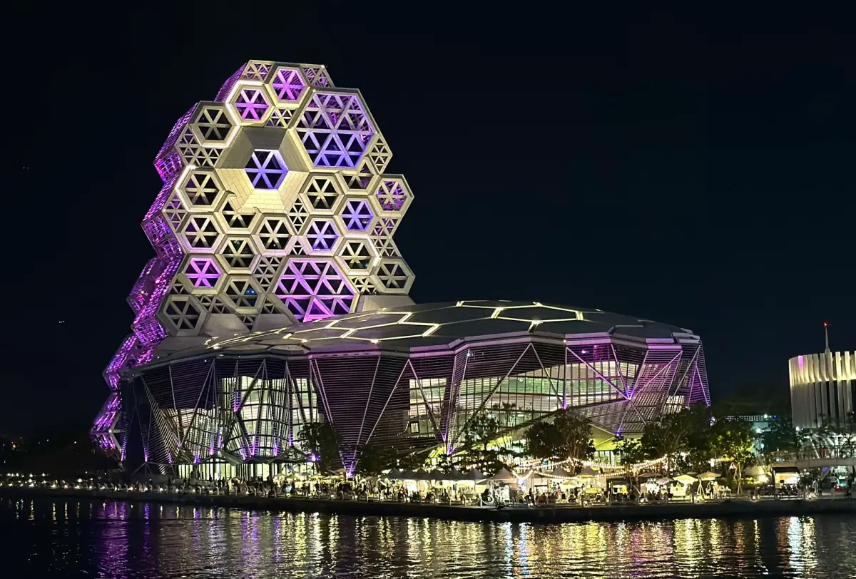 ▲旗下有林百貨、FOCUS 時尚流行館的台南生活（開曼）股份有限公司（ 台南-KY）宣告，將進駐高雄流行音樂中心，開設新商場「focus 13」。（圖／翻攝高雄流行音樂中心臉書）