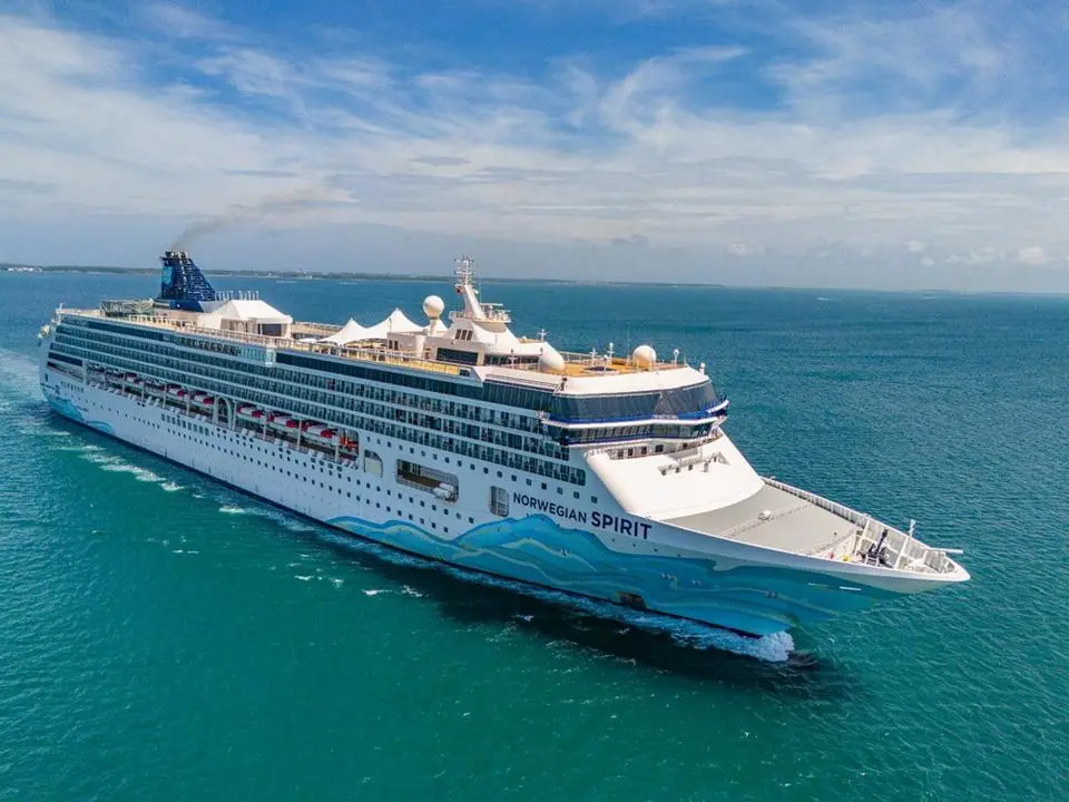 ▲NCL挪威郵輪奮進號驚傳有遊客於昨（8）日失足落海，雄獅旅遊證實已經尋獲該旅客，不過不幸罹難。（圖／台灣港務公司）