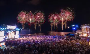 台南夏日音樂節「台南將軍吼」明天7月20日(星期六)和7月21日(星期日)登場,除了演唱會,煙火秀也是一大亮點。(圖/為去年2023年盛況,取自台南夏日音樂節「台南將軍吼」臉書) ▲台南夏日音樂節「台南將軍吼」明天7月20日(星期六)和7月21日(星期日)登場,除了演唱會,煙火秀也是一大亮點。(圖/為去年2023年盛況,取自台南夏日音樂節「台南將軍吼」臉書)