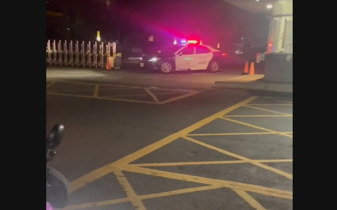 ▲18日晚間，桃園中壢健行科大驚傳槍響，當時警方開車追逐毒品通緝犯，連轟15槍逮3人。（圖／翻攝畫面）