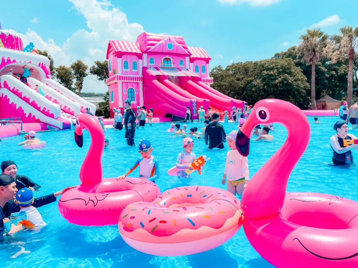 ▲小人國樂園再推出全新「粉色水上樂園」，有全新「BOBO Republic啵啵共和國」，3大粉紅色水上設施，且只要穿粉紅色上衣來玩，門票最便宜只要499元。（圖／取自小人國樂園臉書）