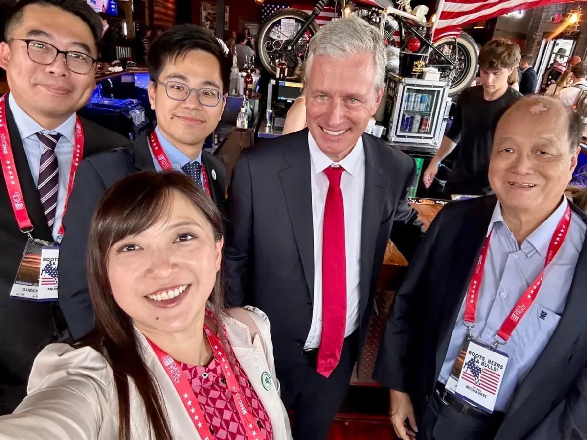 ▲民進黨組觀選團赴美國觀察「2024共和黨全國黨代表大會」，阮俊達（左二）觀察，就如台灣造勢活動一樣，會有各種精心打扮的瘋狂支持者。（圖／邱俊憲臉書）