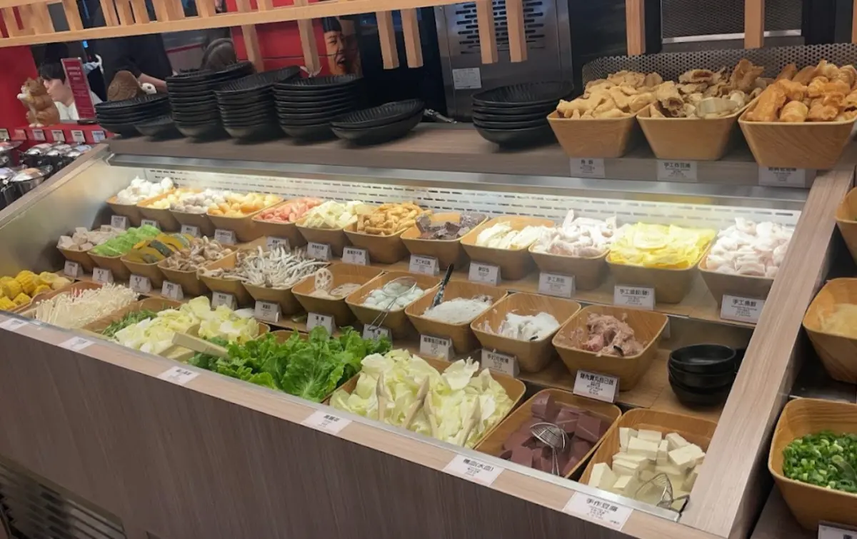 ▲近日就有網友討論一家名為「肉之間」的鍋物店，其價位以及菜色，讓他們在Google評論拿下4.9顆星逼近滿分的評價！（圖/Google評論）